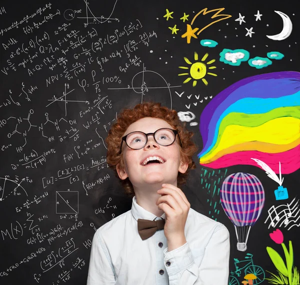 Wetenschap en kunst beroepen. Lachend slim jongen kind op Blackboard — Stockfoto