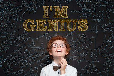 Bilim ile tahta arka plan üzerinde Mutlu çocuk öğrenci 