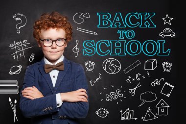 Chalkboard üzerinde sınıfta Mutlu çocuk akıllı öğrenci çocuk 