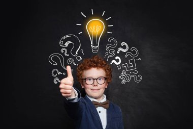 Akıllı çocuk öğrenci tahta arka planda başparmak gösteren 