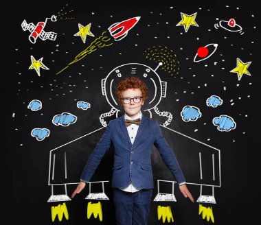 Uzay deseni ile kara tahta arka plan üzerinde çocuk çocuk astronot