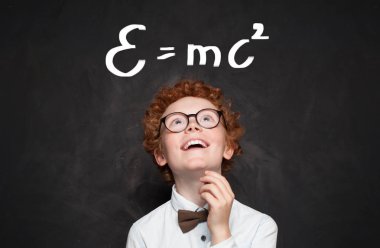 Sınıfta bilim formülleri ile tebeşir arka plan karşı Sevimli küçük çocuk çocuk