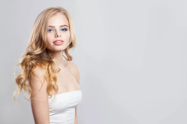 Porträtt av söt ung kvinna med blont hår — Stockfoto