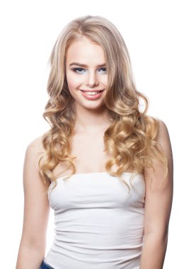 Beyaz backgroud izole uzun sarı saçlı güzel kadın