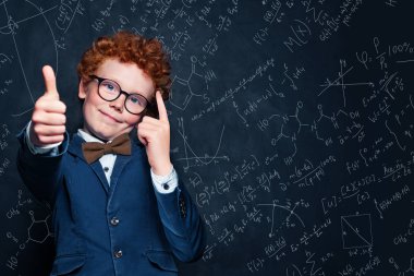 Tahta arka planda sevimli akıllı çocuk öğrenci 