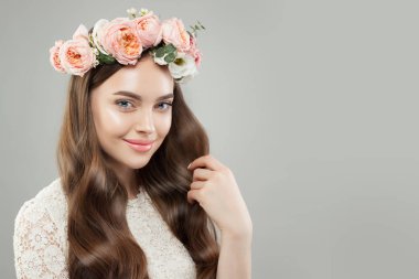 Güzel bir yüz. Berrak tenli, kıvırcık saçlı güzel kadın