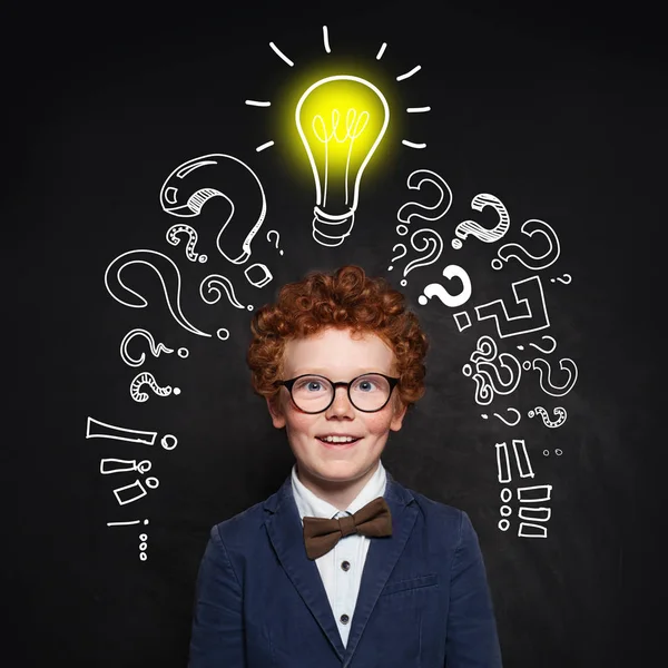 アイデア！黒板に電球を持つスマートな子供の学生 — ストック写真