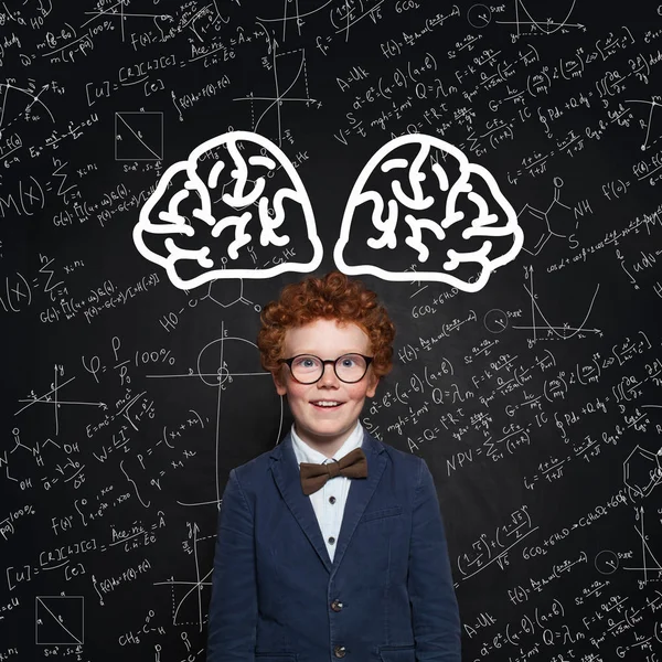 Happy Child Learning wetenschap. Redhead Kid op achtergrond — Stockfoto