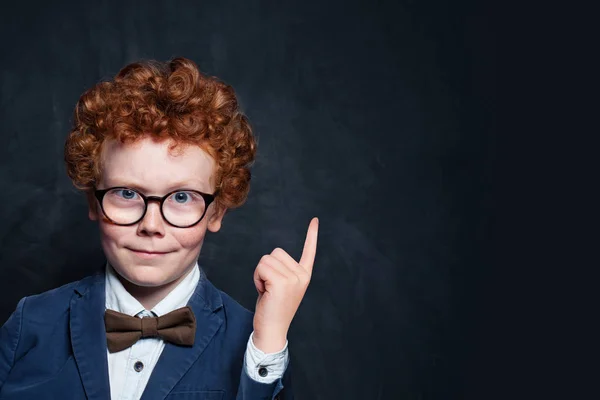 Dětský student ukazující na pozadí hrací desky — Stock fotografie