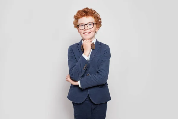 Enfant heureux avec portrait de cheveux au gingembre. Petit garçon en costume bleu — Photo