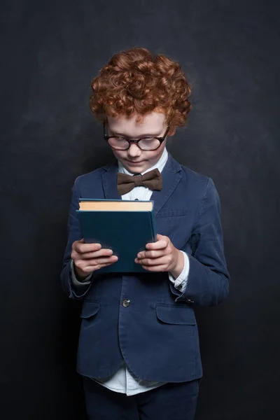 Kind mit Buch auf Tafelgrund — Stockfoto