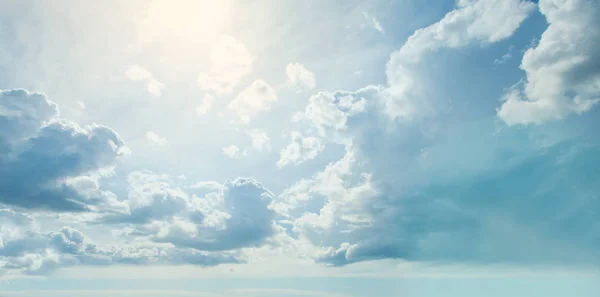 Μπλε ουρανό σύννεφα φόντο. Όμορφο τοπίο με σύννεφα — Φωτογραφία Αρχείου