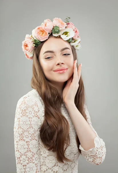 Mulher modelo bonita com pele clara, penteado encaracolado e flores — Fotografia de Stock