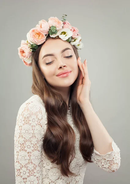 Rosto feminino jovem. Mulher bonita com pele clara e flores de rosa — Fotografia de Stock