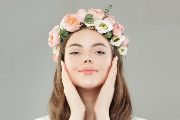 Retrato de mulher alegre com pele saudável e flores grinalda — Fotografia de Stock