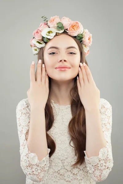 Jovem perfeita com maquiagem natural e beleza de flores — Fotografia de Stock