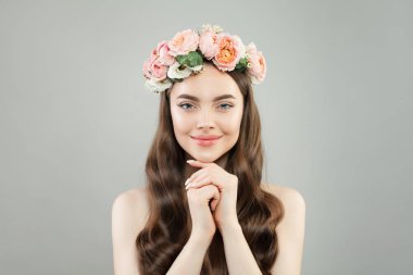 Genç güzel kadın portre. Açık cilt ile Pretty model kız