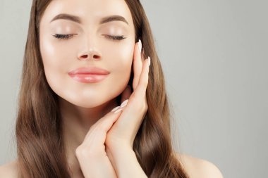 Mükemmel genç kadın yüzü. Gevşeme ve Spa Güzellik portre