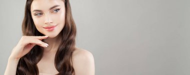 Açık cilt gülümseyen güzel kadının kapatmak portre 