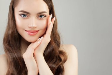 Gri afiş açık cilt ve manikürlü çivi ile Spa modeli kadın