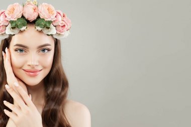 Güzel genç kadın portre. Güzel bir yüz. Şeffaf cilde sahip model