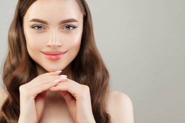 Model yüz çekim portre. Güzel kadın gülümsüyor