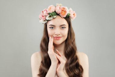 Açık cilt, uzun saç ve çiçekler ile gülümseyen Spa kadın