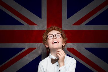 Komik çocuk Ingilizce öğreniyor. Ingiltere bayrağı küçük çocuk öğrenci