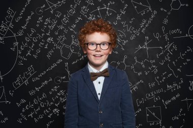 Tahta arka planda mavi okul elbise mutlu akıllı çocuk 