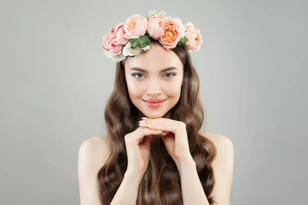 Mulher saudável com pele clara, cabelos longos e brilhantes e flores sorrindo — Fotografia de Stock