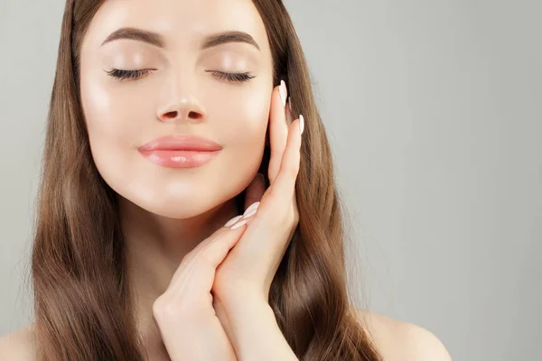 Parfait visage de jeune femme. Détente et spa beauté portrait — Photo