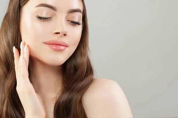 Mujer spa con cabello largo y saludable y piel clara retrato de cerca —  Fotos de Stock