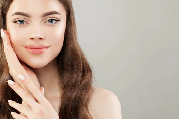 Belleza Spa. Hermosa mujer con la piel clara y las uñas cuidadas —  Fotos de Stock