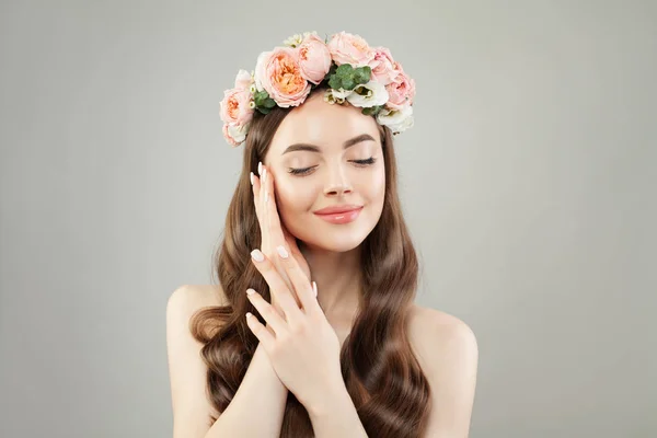 Portrait of young woman with healthy skin and hair wearing flowers — Stock Photo, Image