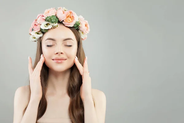 Spa mulher modelo de beleza com pele saudável, cabelos cacheados e flores — Fotografia de Stock
