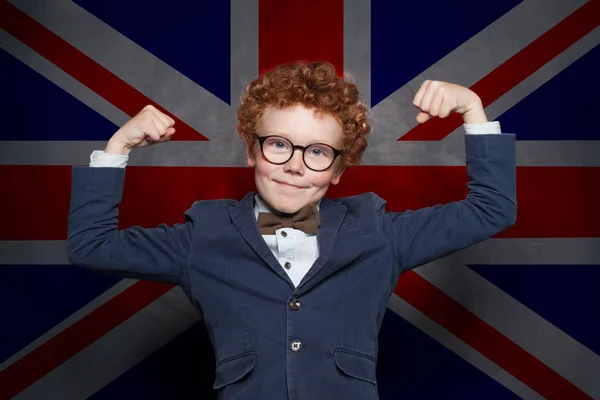 Kind jongen student op de Britse vlag achtergrond. Leer Engels concept — Stockfoto