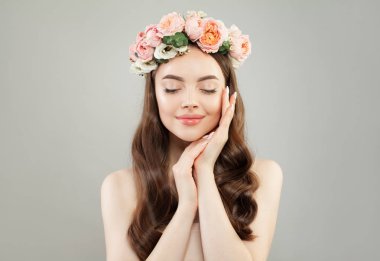 Genç mükemmel kadın rahatlatıcı. Berrak cilde sahip spa modeli