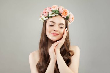 Sevimli bir kadının portresi. Berrak cilde sahip güzel model
