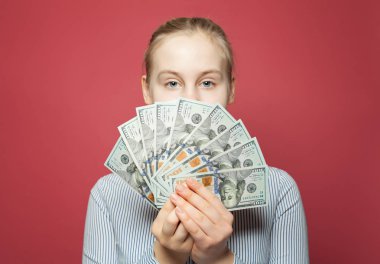 Earnday' ı. Abd doları genç ellerde