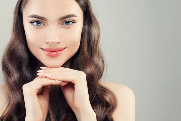 Bonito retrato de primer plano de cara femenina. Piel clara, uñas bien cuidadas —  Fotos de Stock