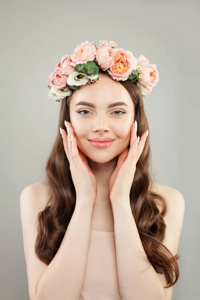 Jovem com flores na cabeça retrato — Fotografia de Stock