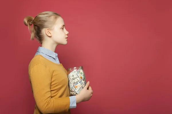 Chica adolescente con tarro lleno de dinero en efectivo. Tasas de estudiantes — Foto de Stock