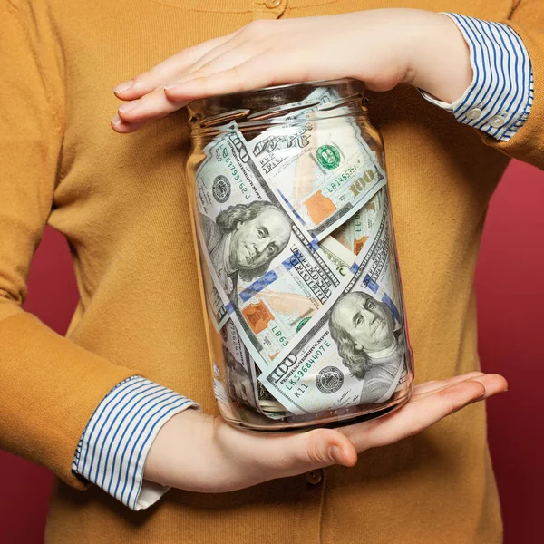Contanti noi dollari in vaso su sfondo luminoso colorato . — Foto Stock