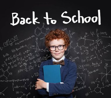 Okula geri dön. Chalkboard arka planda sınıfta akıllı çocuk