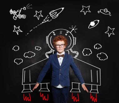 Astronot çocuk. Tahta arka planda akıllı çocuk çocuk uzay adamı