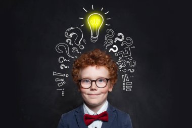 Tahta arka planda çocuk ve ampul