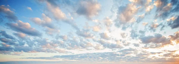 Cielo azul nubes fondo. Hermoso paisaje con nubes — Foto de Stock