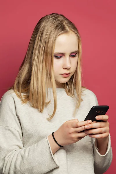 Подросток с СМС-ками. Девочка-подросток со смартфоном — стоковое фото