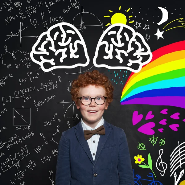 Niño feliz con traje y pajarita. Ocupaciones de ciencias y artes — Foto de Stock