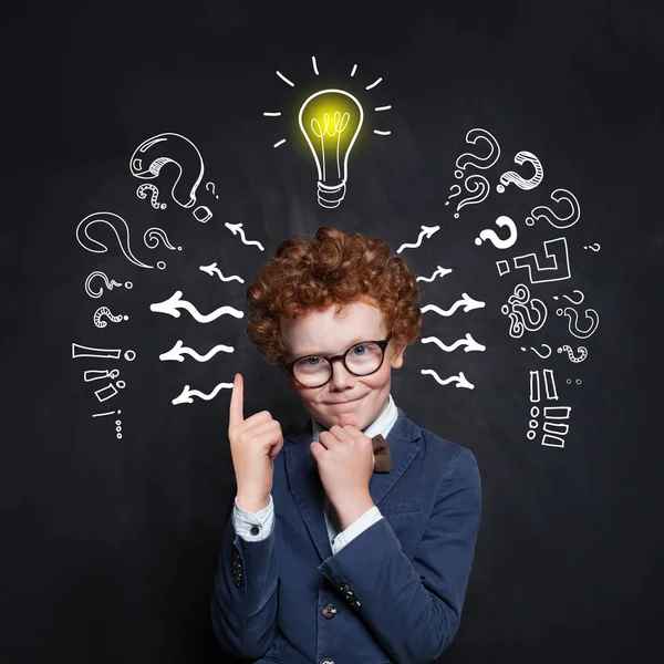 Slimme Kid leerling met gloeilamp. Brainstormen en idee concept — Stockfoto